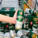 Cerveja Spaten servida em copo apropriado mostrando sua coloração dourada e baixo teor de açúcar