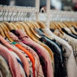 Verificar o tecido e experimentar a roupa: como garimpar de modo inteligente e muito eficiente, empregando truques práticos e superssimples