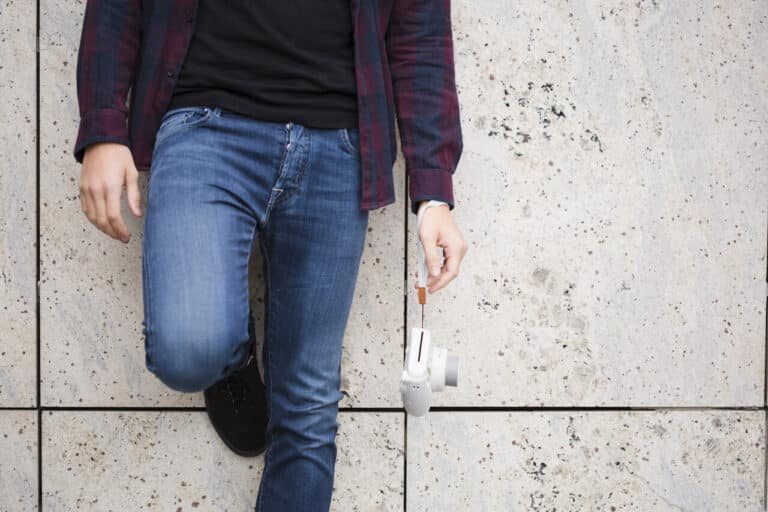 A moda masculina contemporânea redefiniu suas prioridades: conforto e elegância, antes vistos como antagônicos, agora caminham lado a lado.