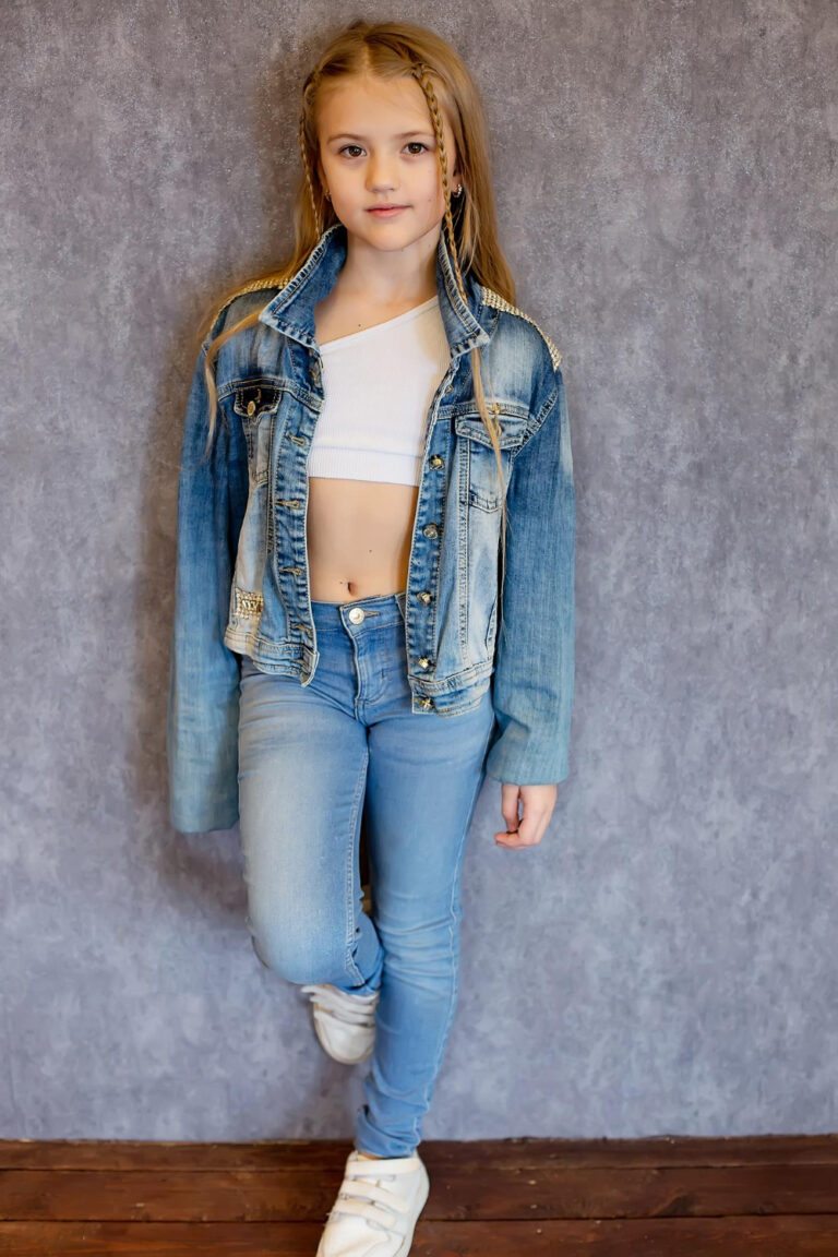 Ficar por dentro das últimas tendências é fundamental para proporcionar conforto e estilo aos pequenos, principalmente no que diz respeito às calças jeans para crianças.