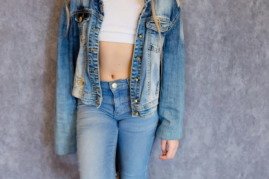 Ficar por dentro das últimas tendências é fundamental para proporcionar conforto e estilo aos pequenos, principalmente no que diz respeito às calças jeans para crianças.