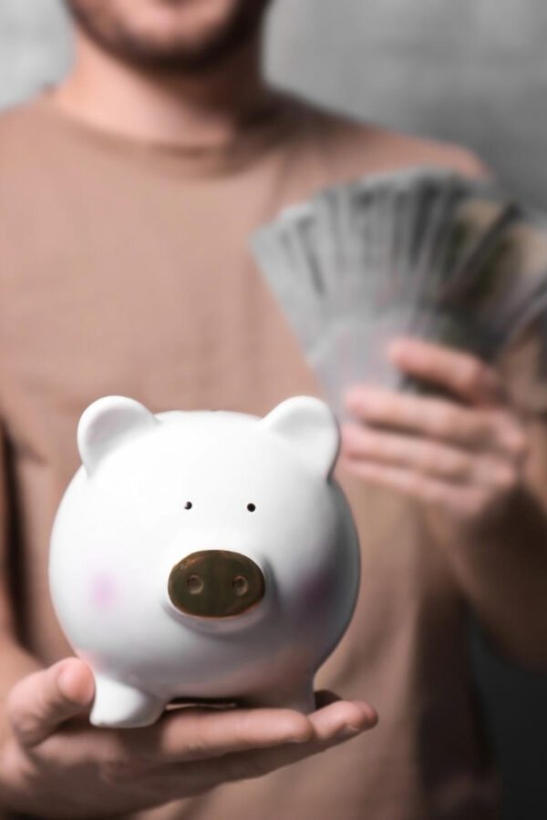 Por décadas, a poupança foi a segurança do brasileiro. Era fácil, acessível e parecia ser o que as pessoas que queriam poupar dinheiro de maneira segura estavam procurando. Contudo, a economia mundial se transformou, as taxas de juros variam frequentemente e o mercado financeiro se tornou muito mais diversificado. Surge, então, a questão: continuar com o dinheiro na poupança é uma boa estratégia ou é hora de buscar opções mais atuais?