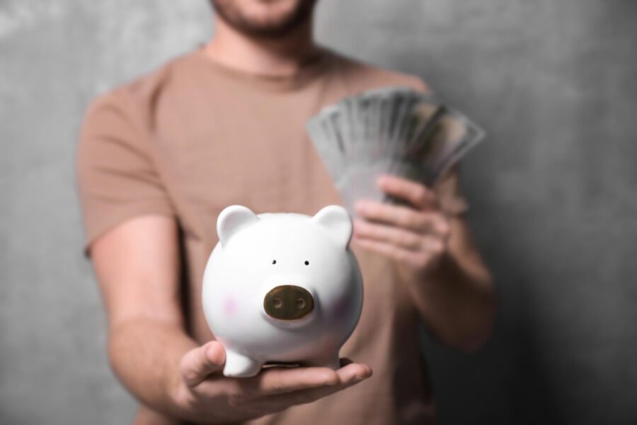 Por décadas, a poupança foi a segurança do brasileiro. Era fácil, acessível e parecia ser o que as pessoas que queriam poupar dinheiro de maneira segura estavam procurando. Contudo, a economia mundial se transformou, as taxas de juros variam frequentemente e o mercado financeiro se tornou muito mais diversificado. Surge, então, a questão: continuar com o dinheiro na poupança é uma boa estratégia ou é hora de buscar opções mais atuais?